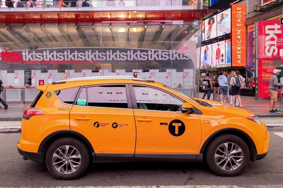 taxi-jaune-dans-rue-new-york