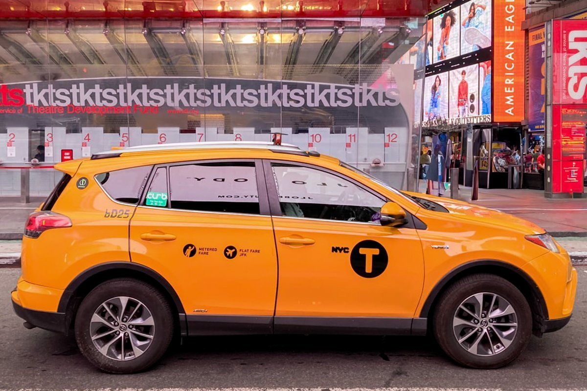 taxi-jaune-dans-rue-new-york
