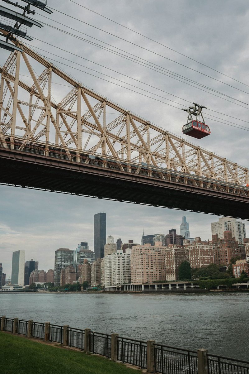 vue du dessous du pont, cabine téléphérique