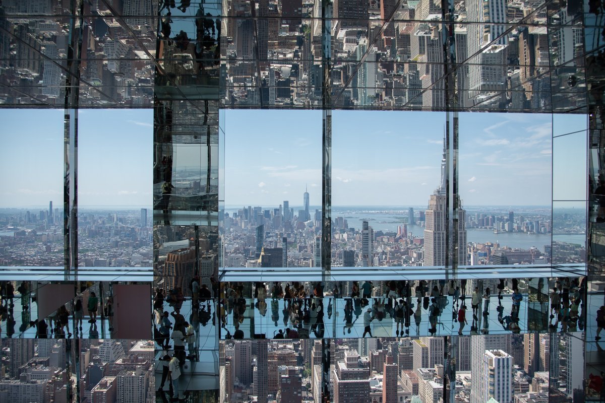 Vue avec les reflets des gratte ciel dans les miroirs