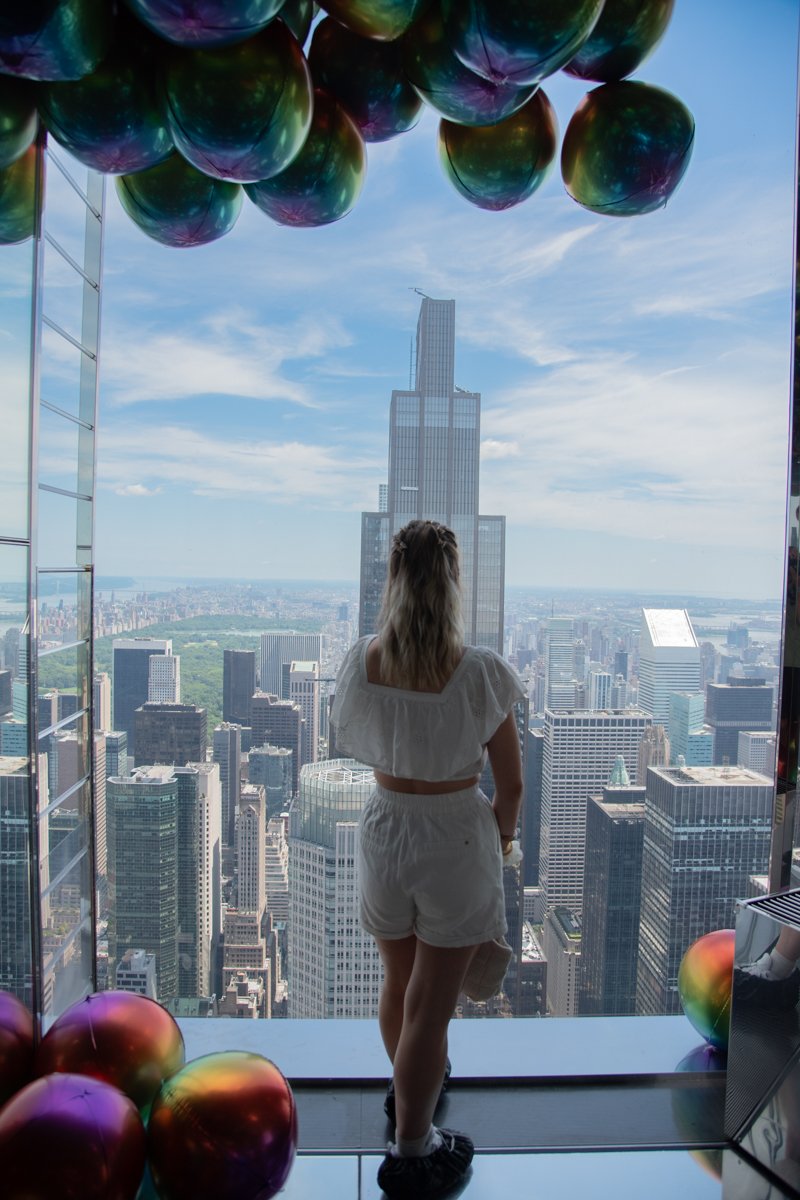 Femme qui regarde le panorama depuis la salle des ballons