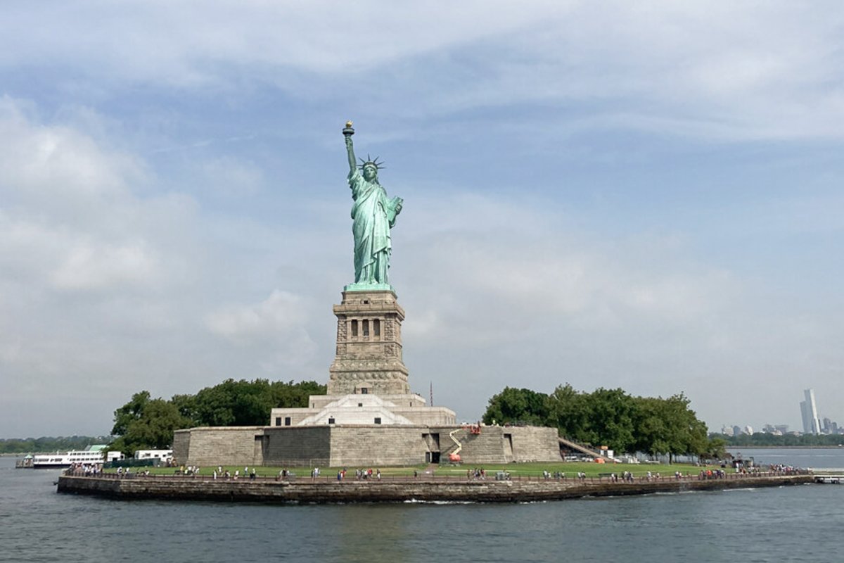 vue-statue-liberte-depuis-bateau
