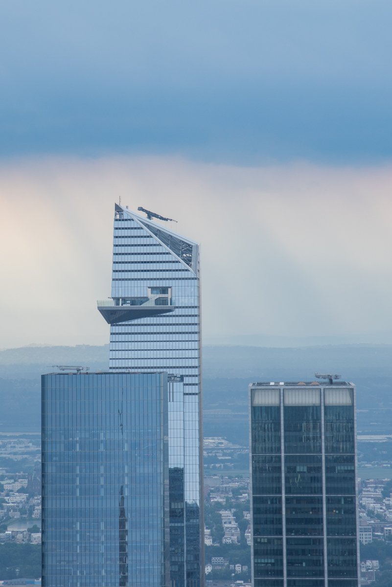 Zoom sur le haut du gratte ciel de the Edge