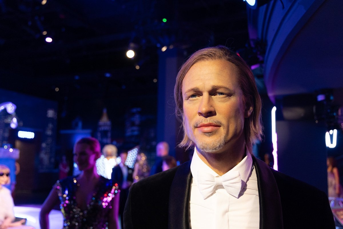 statue brad pitt