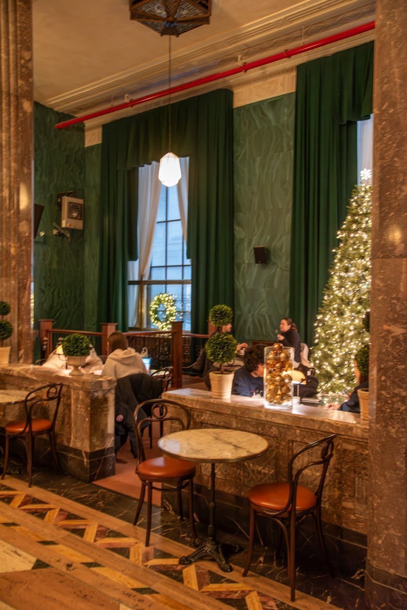 bar avec décorations de noel