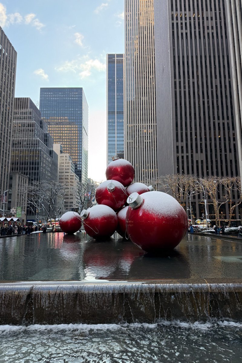boule de noel sur fontaine