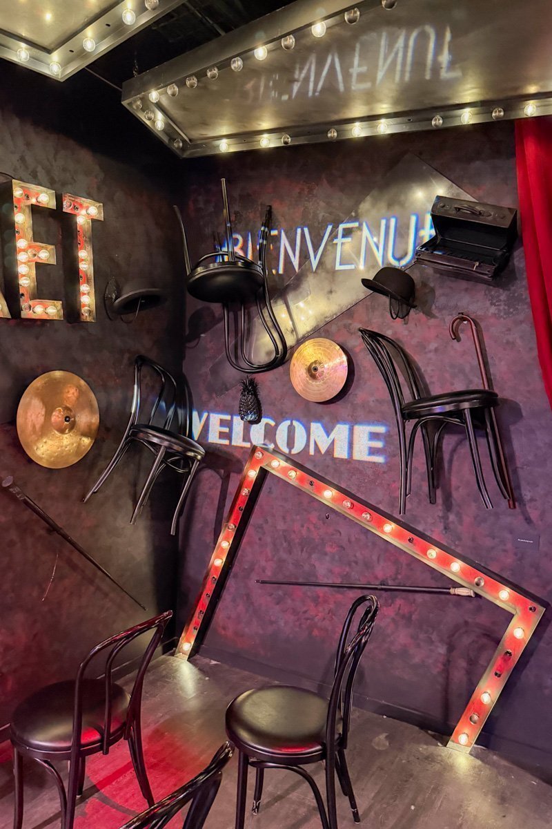 chaises décors de scène