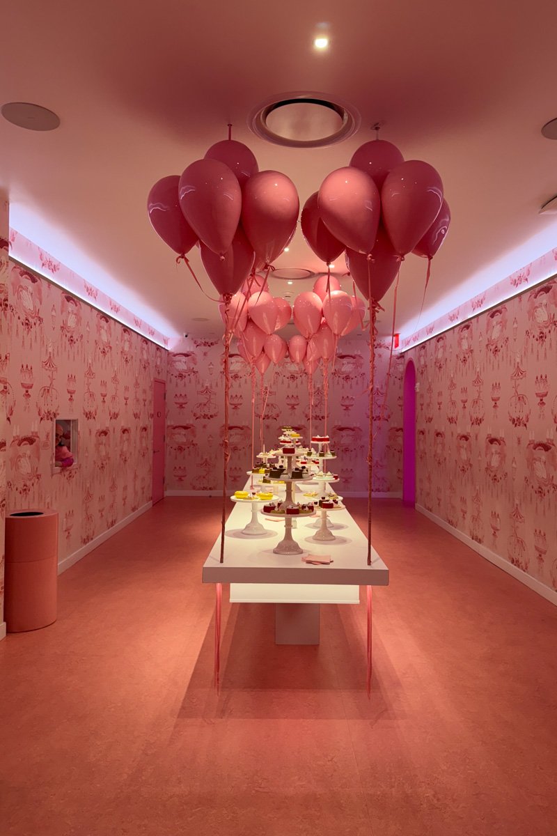 cuisine avec table et ballons