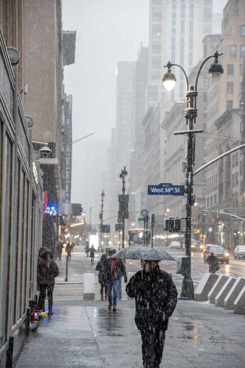passants sous la neige
