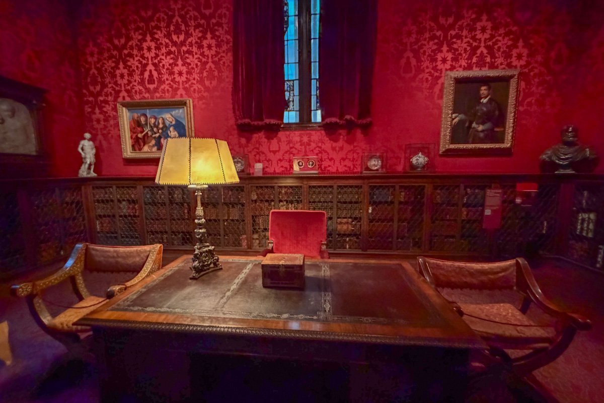 vue d'ensemble du bureau rouge